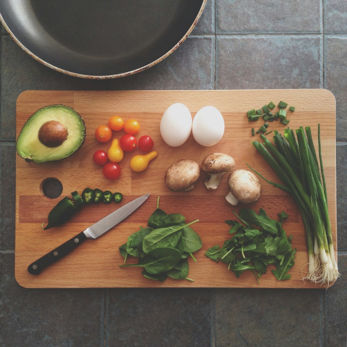 Ingredientes frescos listos sobre tabla de madera